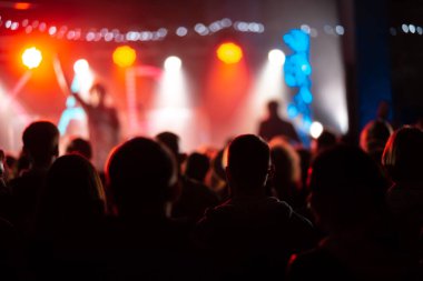 Gece kulübünde rock konserinden hoşlanan birçok kişinin fotoğrafı.