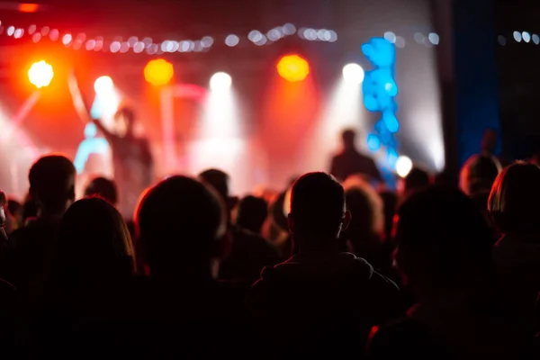 Foto de muchas personas disfrutando de concierto de rock en discoteca — Foto de Stock