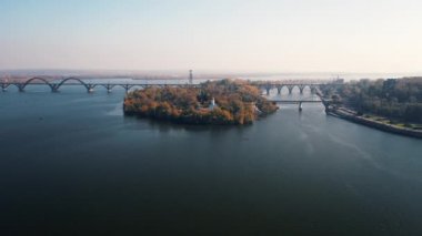 Dnipro, Kiev. Nehrin karşısındaki Kiev Köprüsü