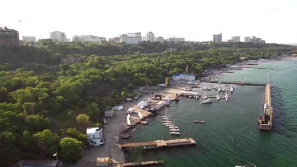 Vista aérea panorâmica da cidade, a baía com barcos e iates — Vídeo de Stock