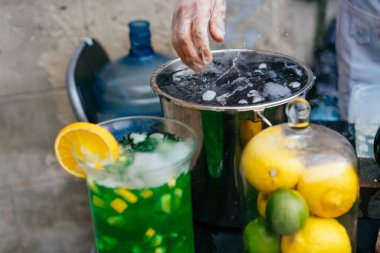 Çok renkli, alkolsüz ve pipetli kokteyller.