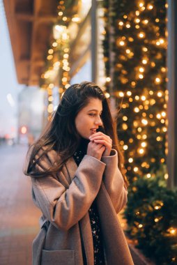 Şehir caddesinde aydınlatılmış bir gösteri yapan kadın..