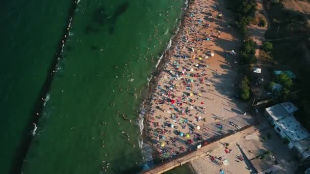 Vista aérea de la multitud de personas en la playa — Vídeos de Stock