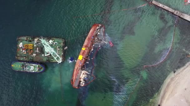 Blick auf einen alten Tanker, der auf Grund lief und umkippte — Stockvideo