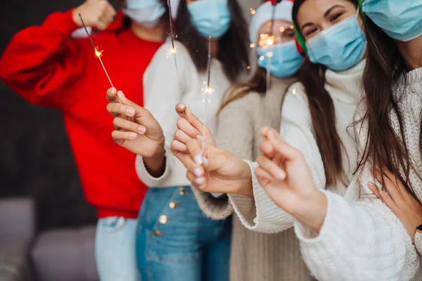 Jovens multi-étnicos celebrando véspera de Ano Novo segurando sparklers Imagens De Bancos De Imagens Sem Royalties