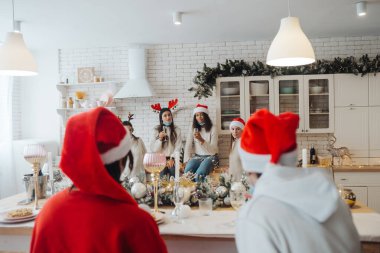 Çok ırklı gençler yeni yıl arifesini partide kutluyorlar