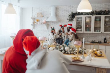 Çok ırklı gençler yeni yıl arifesini partide kutluyorlar