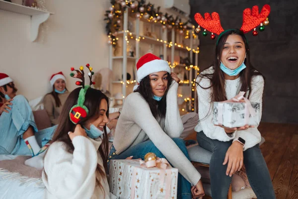กลุ่มเพื่อนหลายเชื้อชาติในหมวกซานต้าพร้อมของขวัญในมือ . — ภาพถ่ายสต็อก
