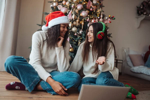Två flickor när du talar med online-vän på bärbar dator — Stockfoto
