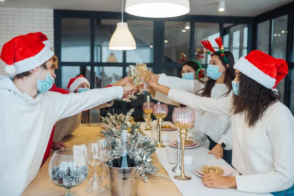 Jovens multi-étnicos comemorando a véspera de Ano Novo na festa — Fotografia de Stock