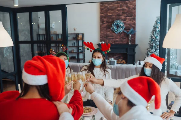 Jeunes multiethniques célébrant le Nouvel An à la fête — Photo