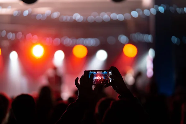 콘서트중에 스마트폰으로 비디오 녹화를 마치는 사람. — 스톡 사진