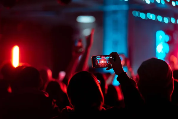 Personne gros plan de l'enregistrement vidéo avec smartphone lors d'un concert. — Photo