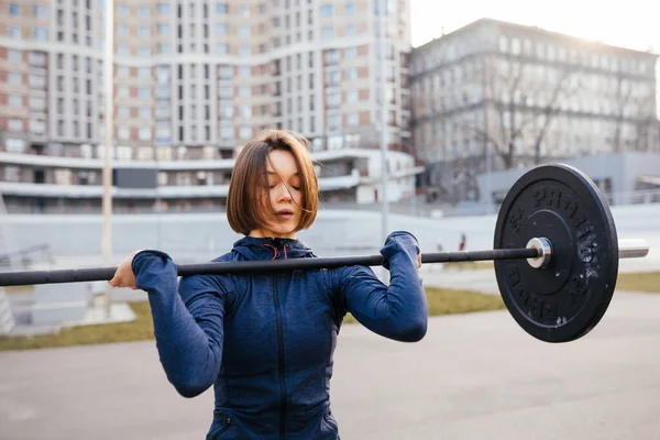 Silná žena cvičí s činkou. Sportovní, fitness koncept. — Stock fotografie