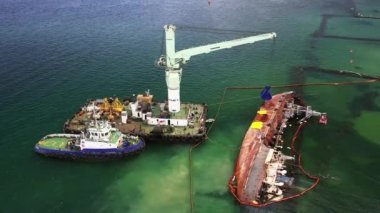Karaya oturmuş ve devrilmiş eski bir tankerin görüntüsü