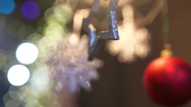 Lokantada süslenmiş lambaların hafifçe odak noktası.