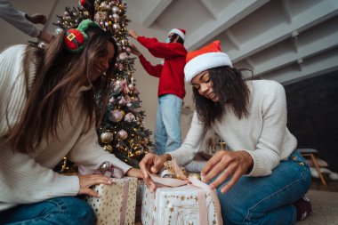 Güzel kız yeni yıl için hediyeleri değişecek..