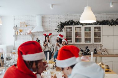 Çok ırklı gençler yeni yıl arifesini partide kutluyorlar