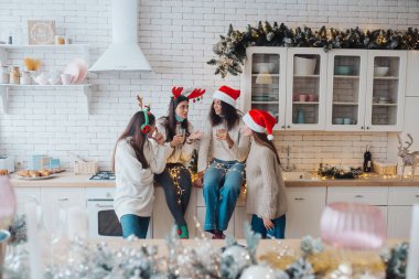 Yeni yıl arifesinde kızlar sohbet ediyor, mutfakta dedikodu yapıyor.