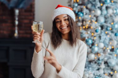 Evde bir bardak şampanyası olan Afrikalı Amerikalı kadın..