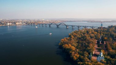 Dnipro, Kiev. Nehrin karşısındaki Kiev Köprüsü