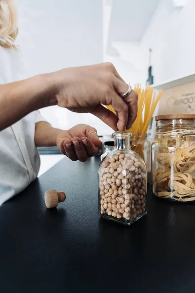 Kvinna förbereder kikärter till frukost, stäng kursen — Stockfoto