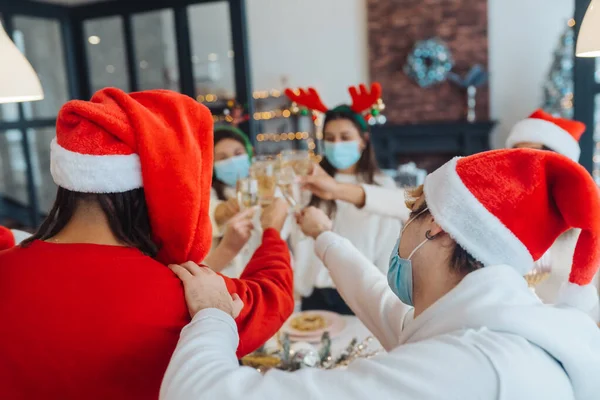 Jeunes multiethniques célébrant le Nouvel An à la fête — Photo