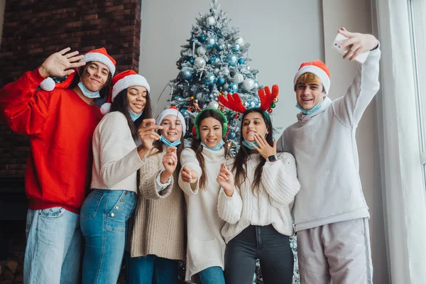 Multi-ethnic young people celebrating New year eve holding sparklers — Stock Photo, Image