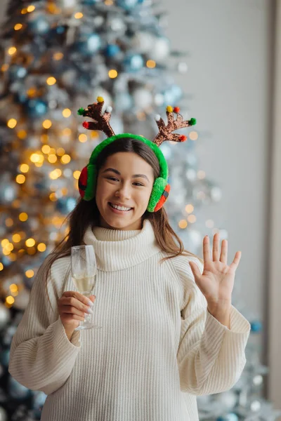 Vacker ung kvinna med ett glas champagne hemma. — Stockfoto