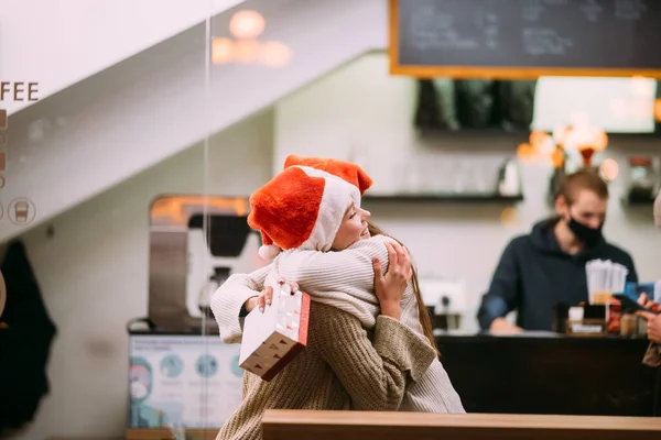 Gadis itu memberikan hadiah kepada teman perempuannya di caffe — Stok Foto