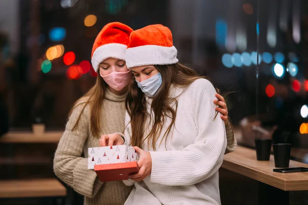 Девушка делает подарок своей подруге в кафе — стоковое фото