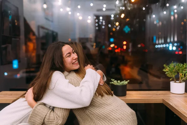 Portrait de joyeux jeunes amis mignons se câlinant à caffe. — Photo