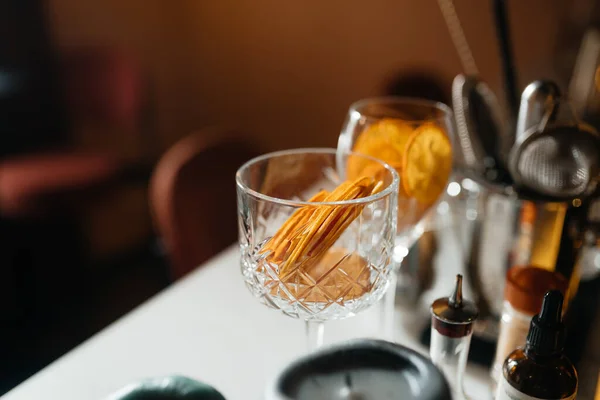 Quatre tasses en verre sur le comptoir du bar avec accessoires de service. — Photo