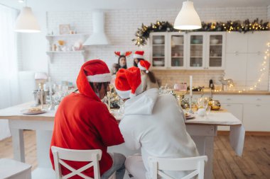 Çok ırklı gençler yeni yıl arifesini partide kutluyorlar