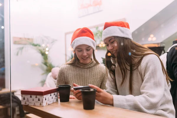 Duas meninas usando smartphone no café. — Fotografia de Stock