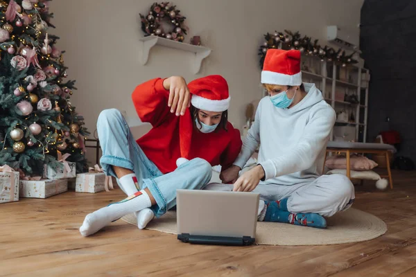 Dwoje przyjaciół w pobliżu laptopa współdziała przez rozmowy wideo. — Zdjęcie stockowe