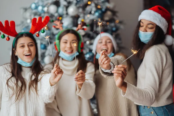 Multi-etničtí mladí lidé slaví Silvestr drží jiskry — Stock fotografie