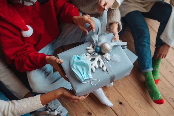 Grupo multiétnico de amigos con regalos en las manos, vista cercana — Foto de Stock