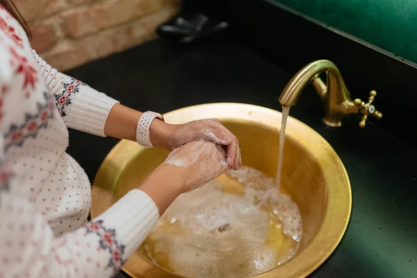 Tutup foto wanita mencuci tangannya dengan sabun dan air. — Stok Foto
