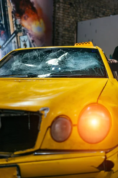 Primo piano di un danno al vetro giallo causato da un incidente. — Foto Stock