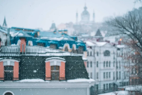 Queda de neve copiosa sobre a cidade com os telhados — Fotografia de Stock
