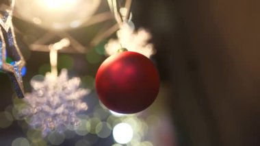 Lokantada süslenmiş lambaların hafifçe odak noktası.