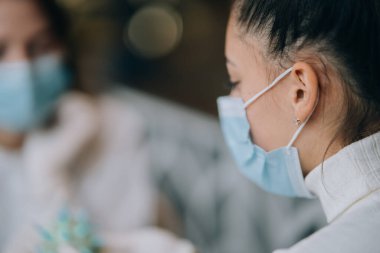 Yeni Coronavirus ya da COVID-19 modelini elinde tutan bilim adamı virolog.