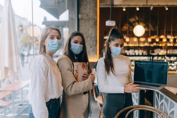 Три предпринимательницы в масках для лица спорят о разных взглядах на работу — стоковое фото