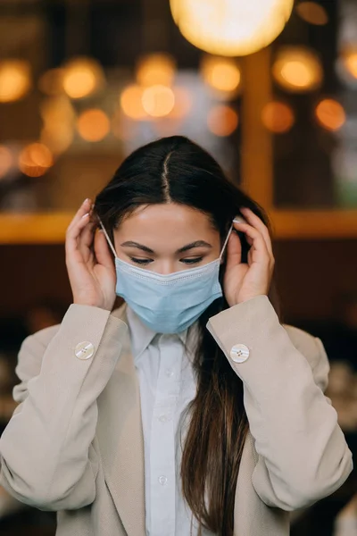 Девушка снимает свою защитную медицинскую маску — стоковое фото