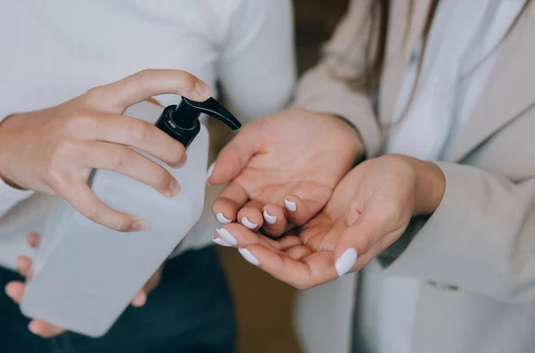 Tangan perempuan menerapkan sabun cair antibakteri menutup. — Stok Foto