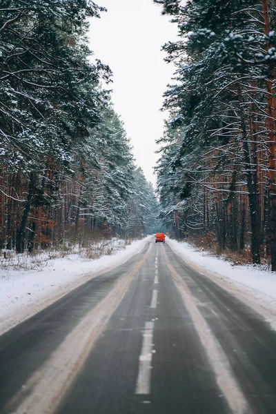 Mozgó autó egy erdei úton a hóban — Stock Fotó
