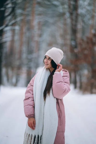 Chica joven de pie en medio de la carretera nevada. — Foto de Stock