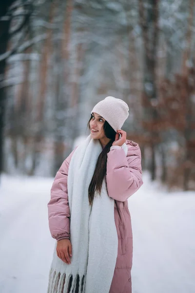 Ung flicka står mitt i snöig väg. — Stockfoto