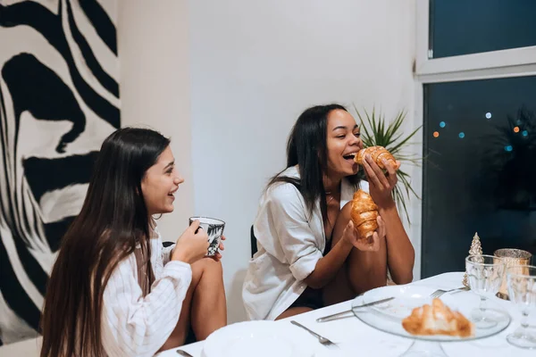 Група друзів насолоджуючись їжею вдома — стокове фото